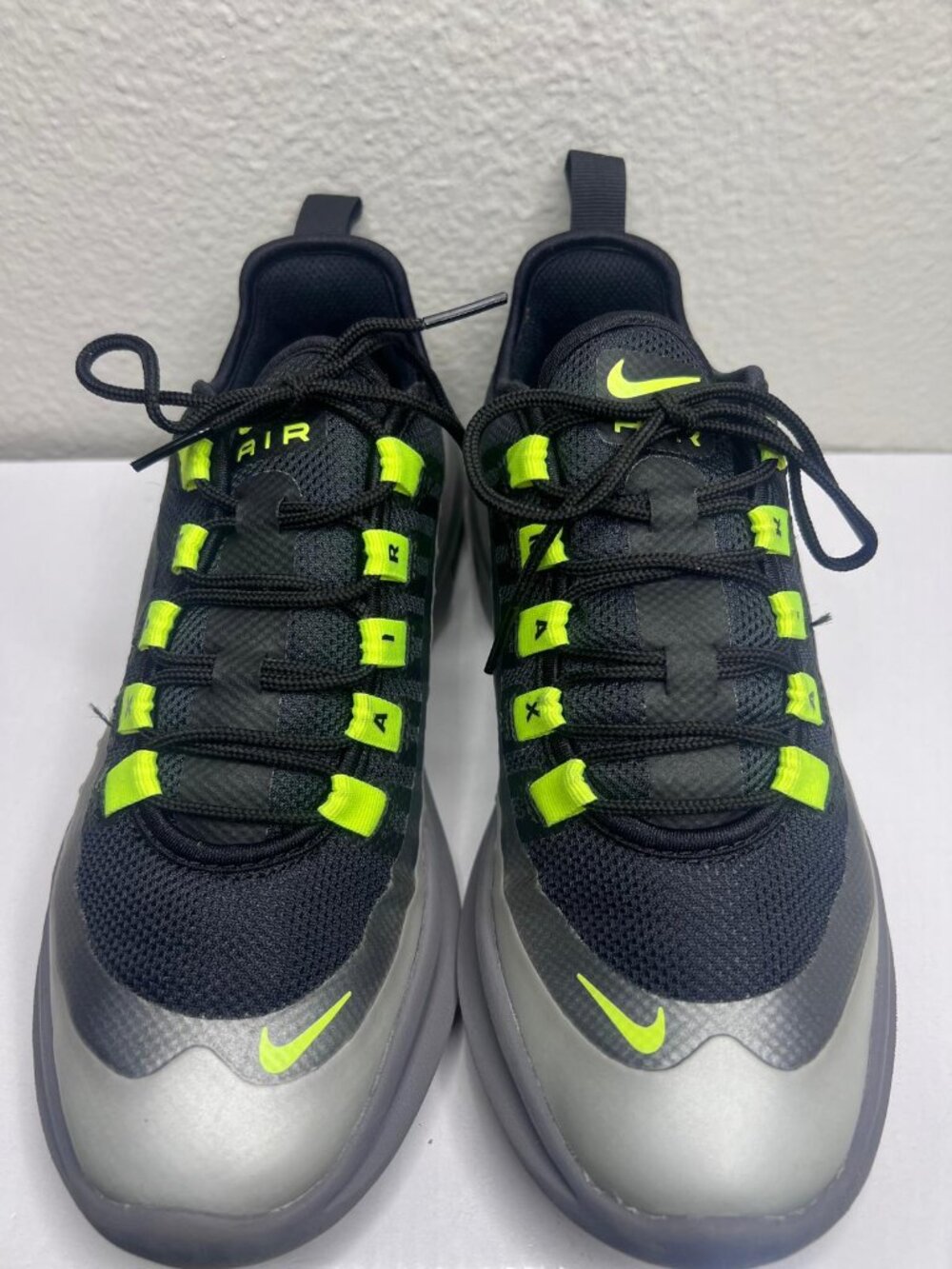 Nike Air Max Axis (GS) Boy's Size 5Y Sneakers Black Volt Grey